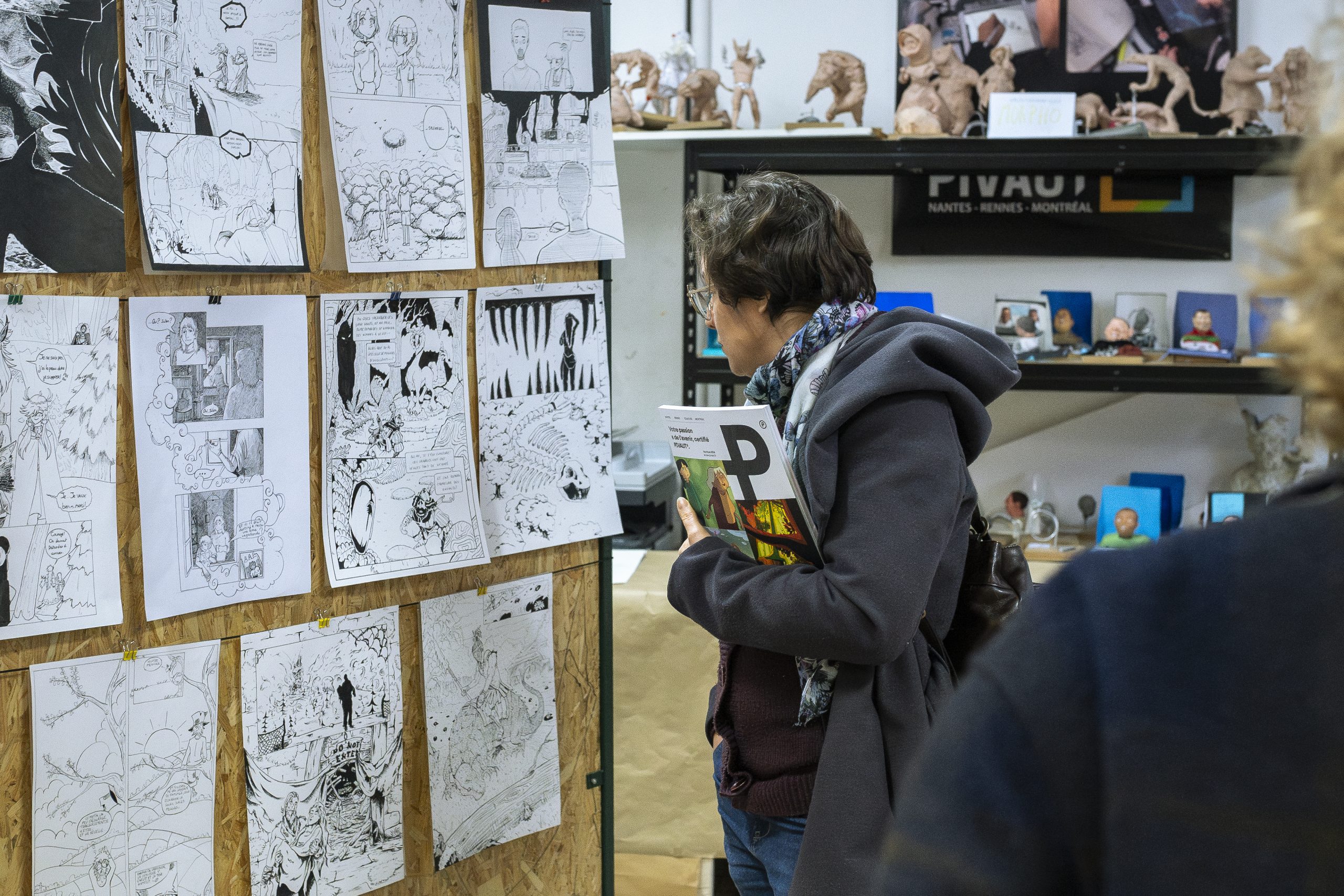 femme regarde travaux étudiants pivaut