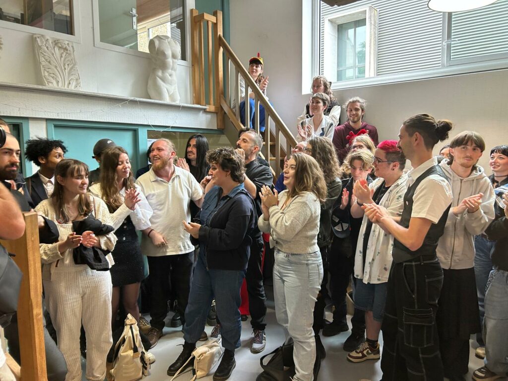 élèves applaudissent