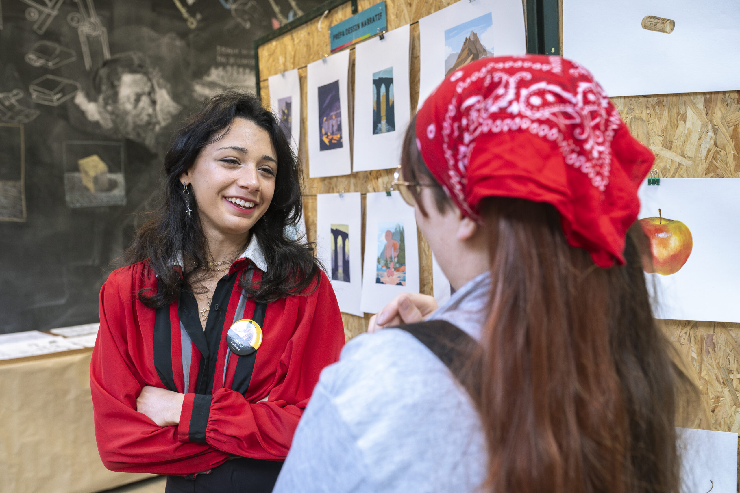 étudiant en train de demander de conseils professionnels