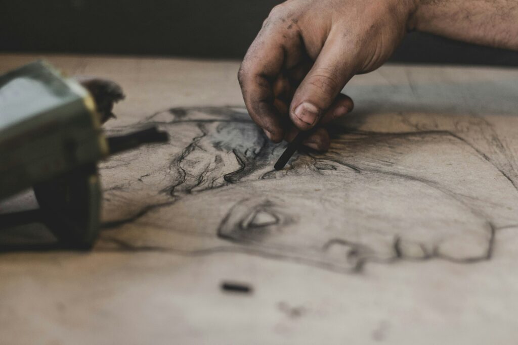 personne en train de dessiner une statue