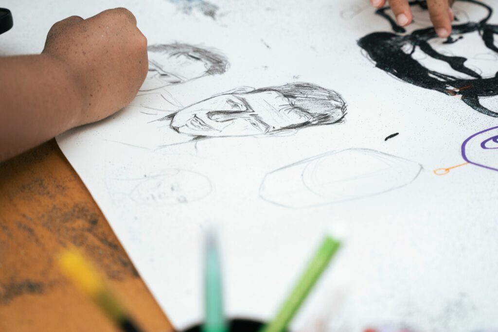 dessin de portraits sur affiche blanche