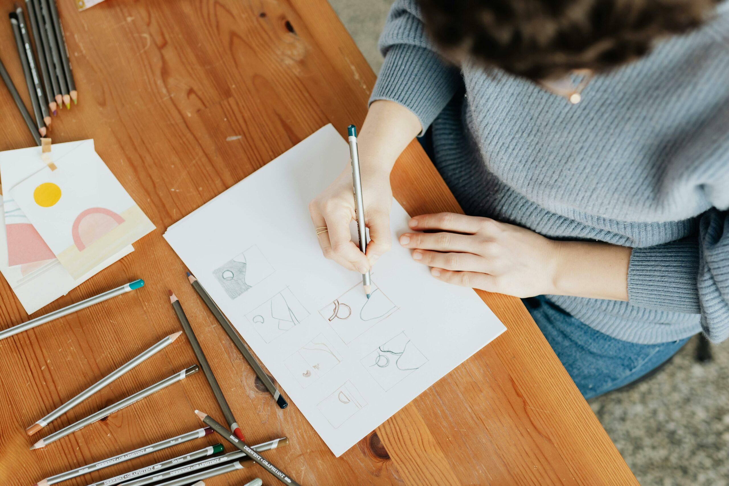 personne en train d'exercer le métier de dessinateur