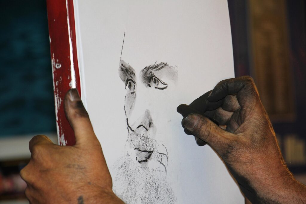 personne en train de dessiner au fusain