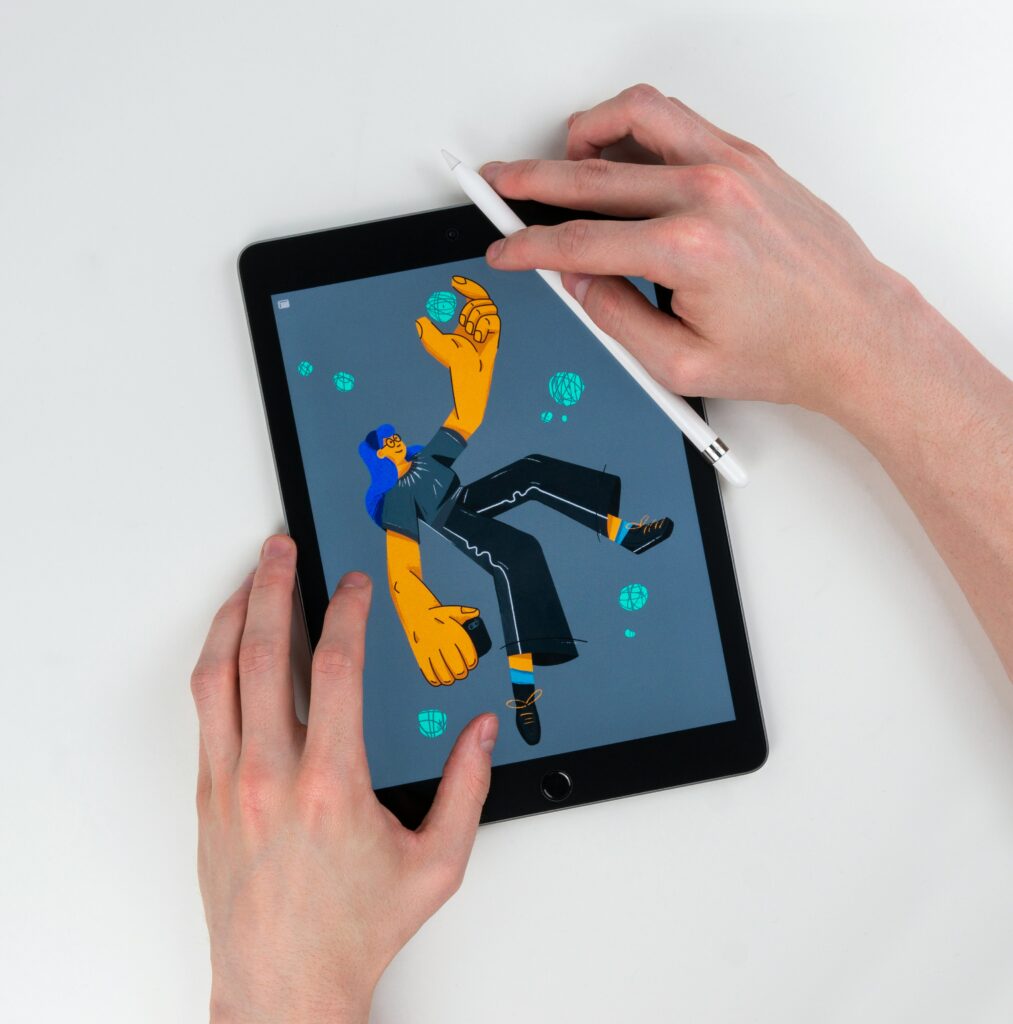 tablette avec main autour d'une illustration colorée de bonhomme