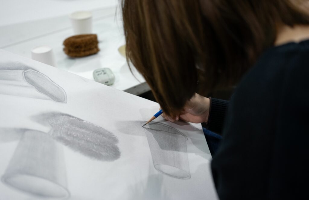 femme en train de dessiner au crayon