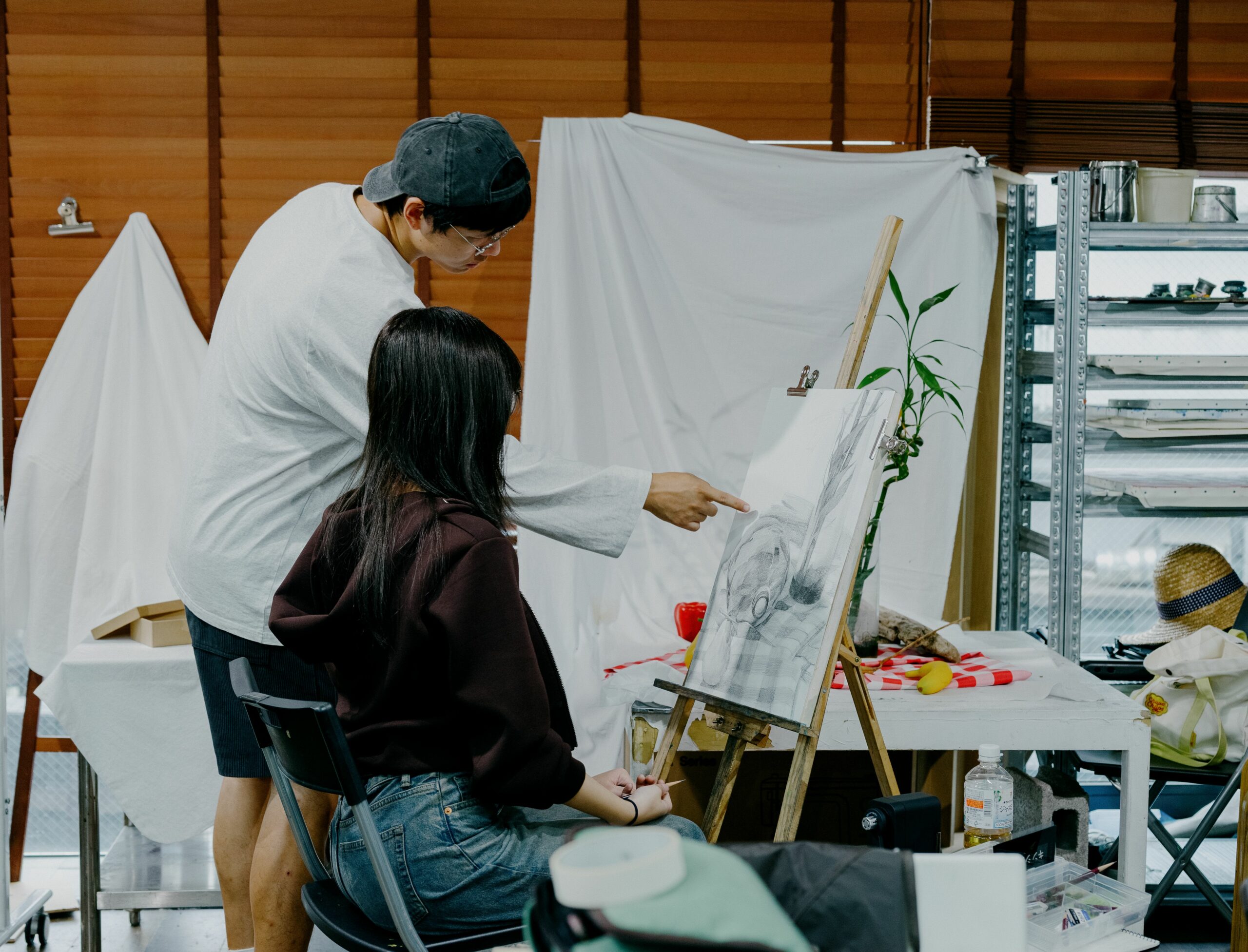 personne en train d'exercer le métier de professeur de de dessin