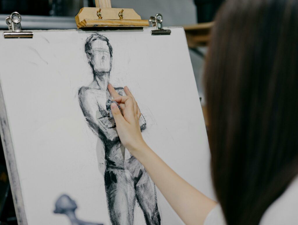 élève en train de dessiner sur un chevalet