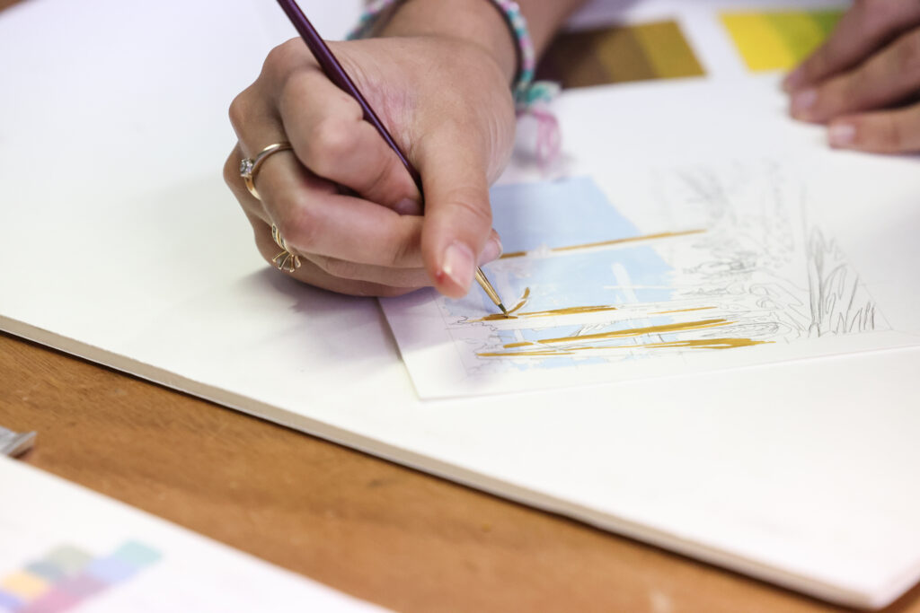 étudiante pivaut entrain de peindre une illustration
