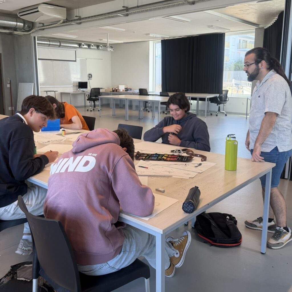 Les stagiaires travaillent leurs croquis et leurs compositions sous les conseils d'un enseignant pendant le stage d'été de l'École Pivaut.