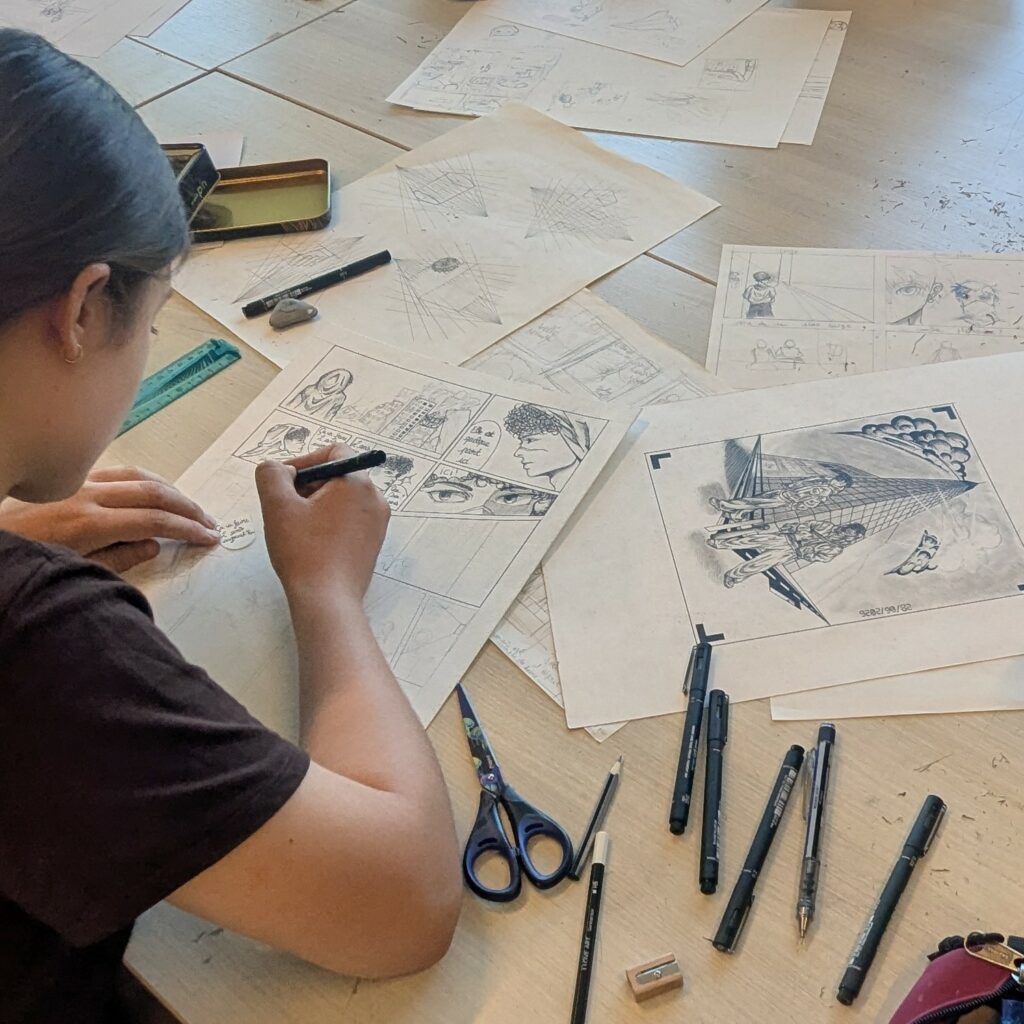 Travail de mise au propre d'une planche de bande dessinée réalisé par une participante lors du stage d'été de l'École Pivaut.