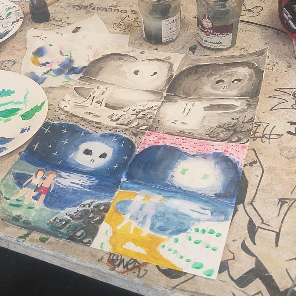 Travaux réalisés par les participants du stage d'été de l'École Pivaut à Toulouse, mêlant peinture, illustration et recherches de couleurs.